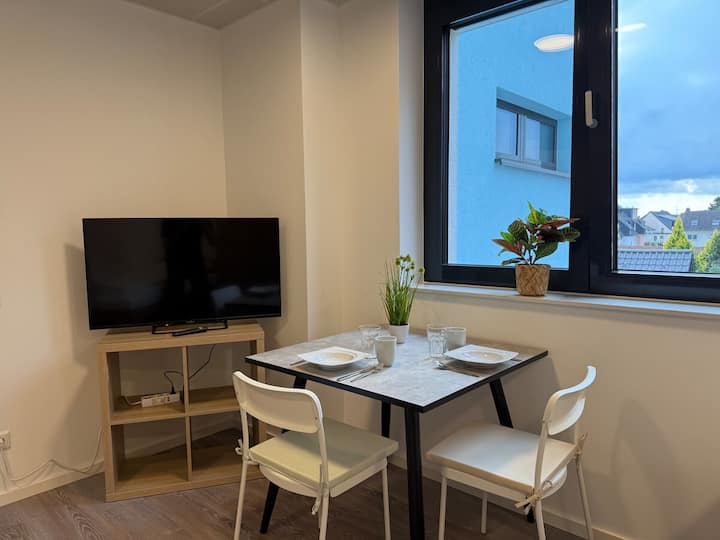 მყუდრო მისაღები სივრცე სმარტ‑ტელევიზორითა და ხედებით