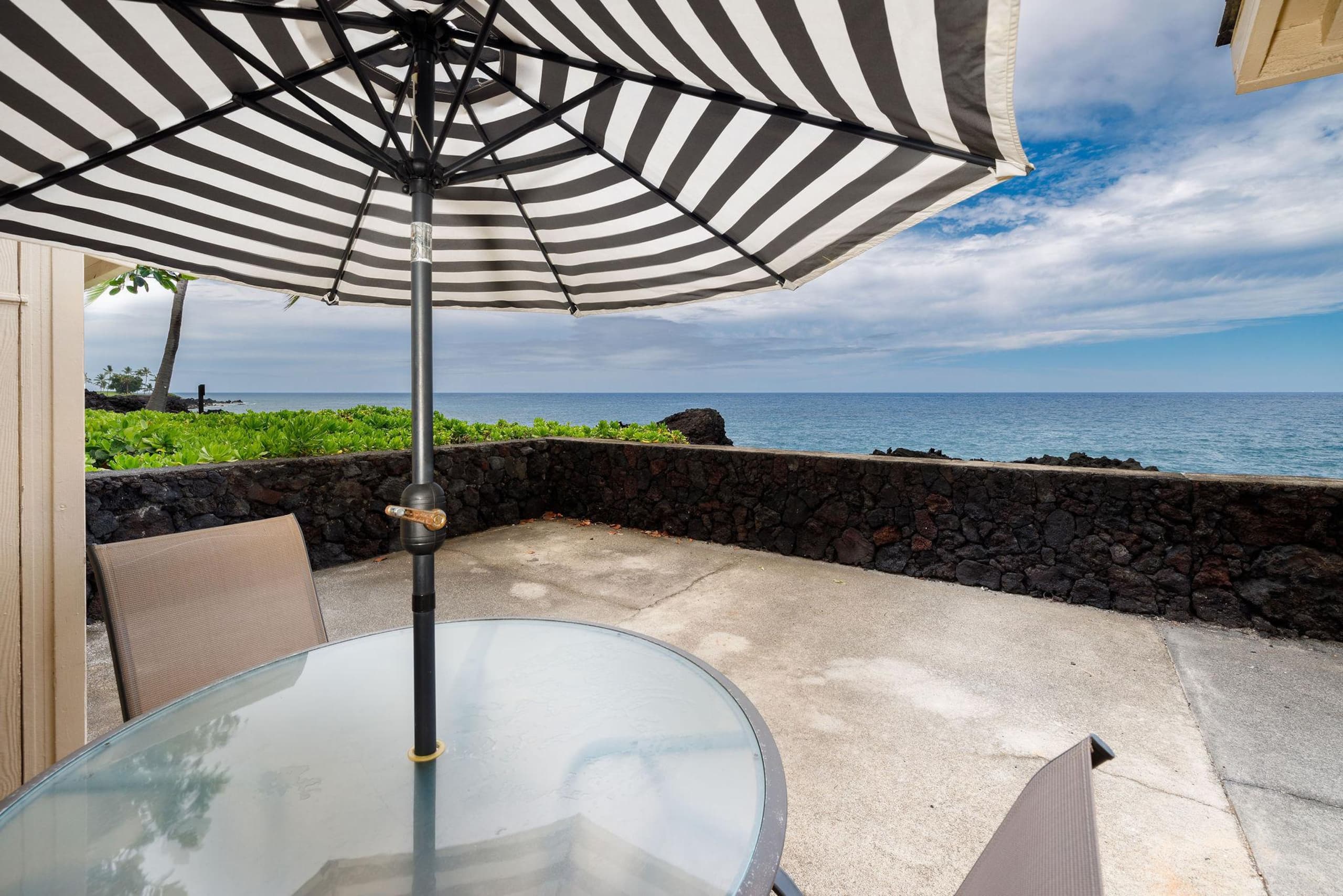 Condo in Kailua-Kona · ★4.5 · 2 bedrooms · 3 beds · 2 private baths - Image 4
