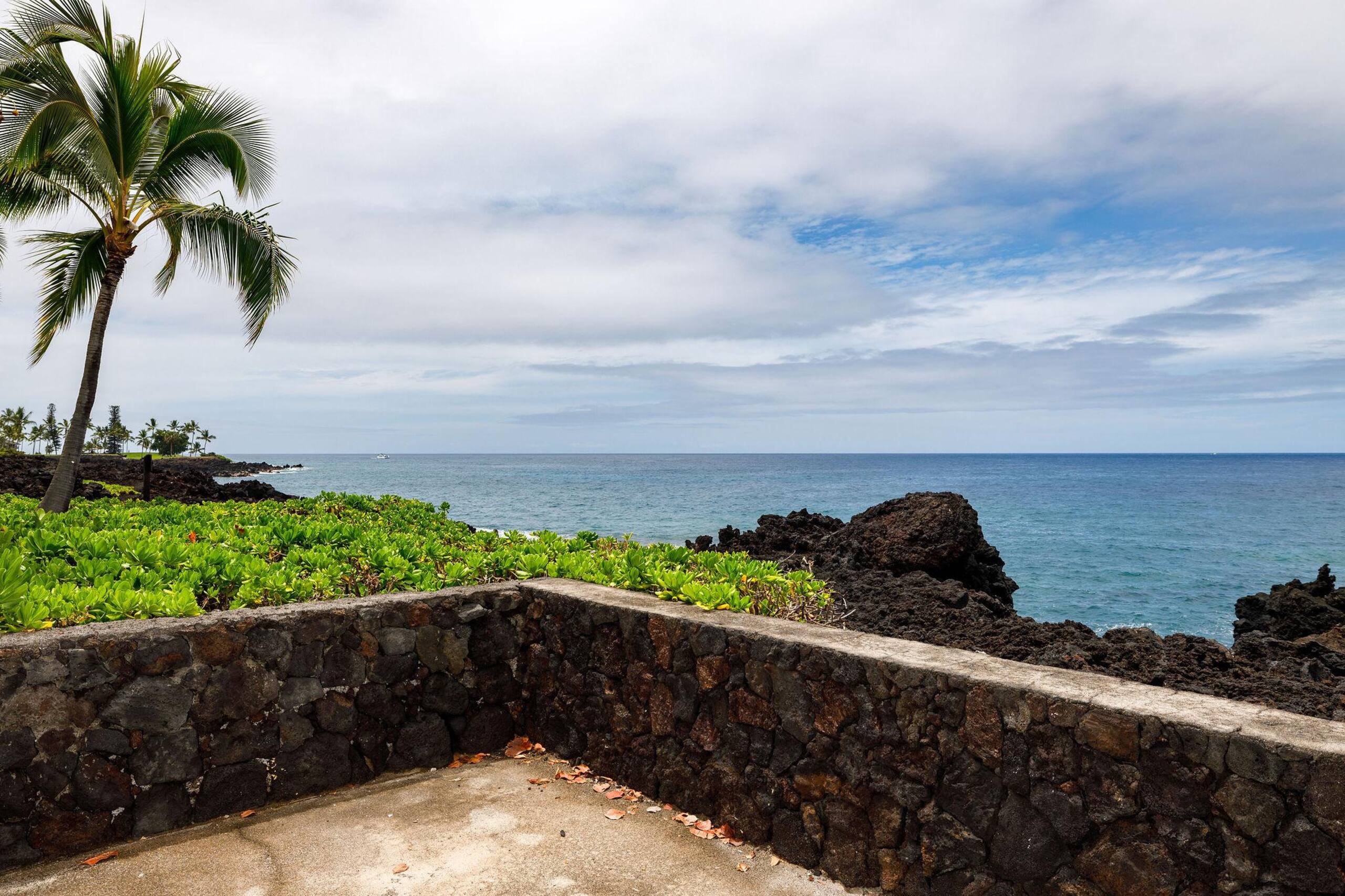 Condo in Kailua-Kona · ★4.5 · 2 bedrooms · 3 beds · 2 private baths - Image 34