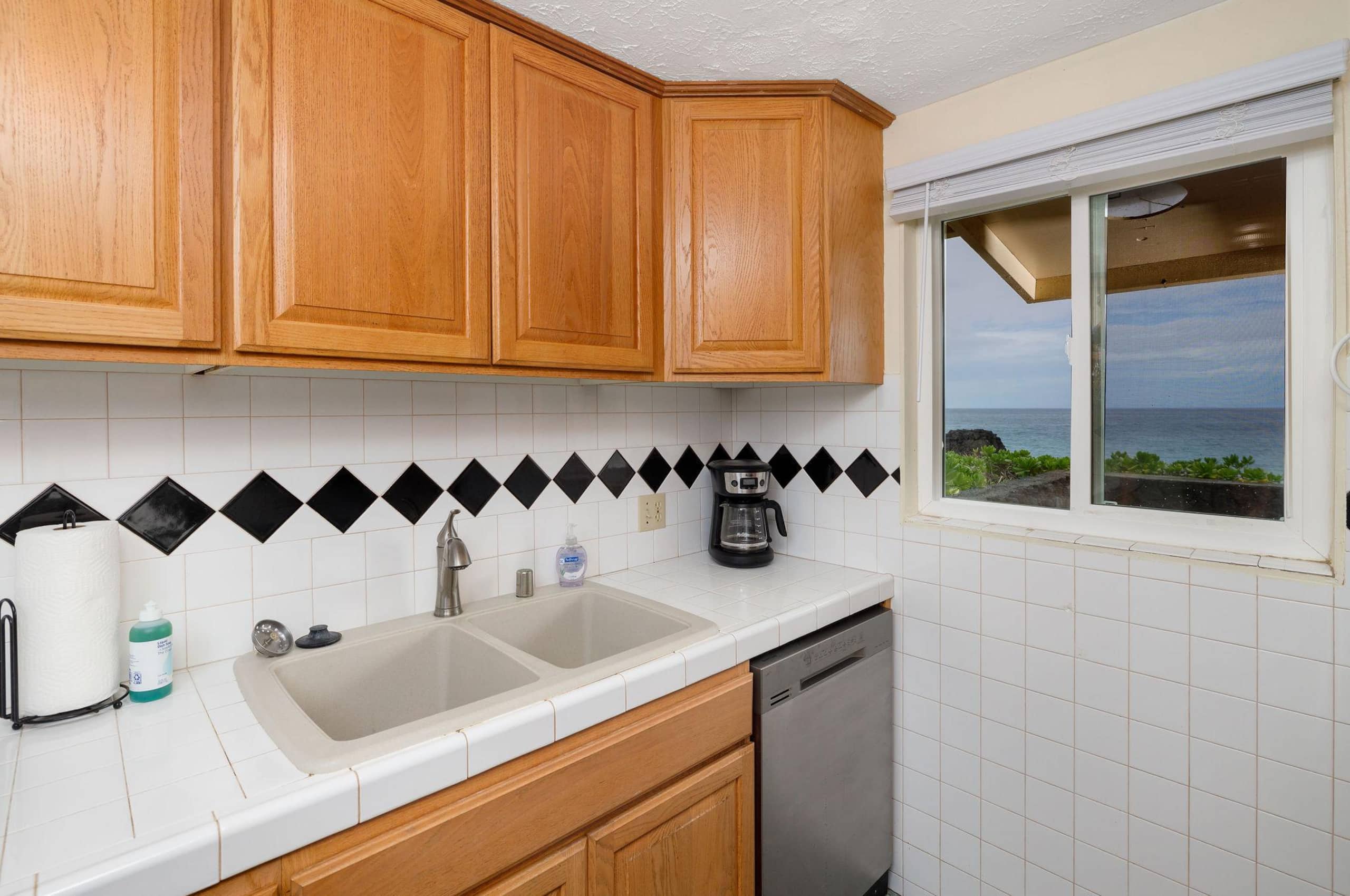 Condo in Kailua-Kona · ★4.5 · 2 bedrooms · 3 beds · 2 private baths - Image 12