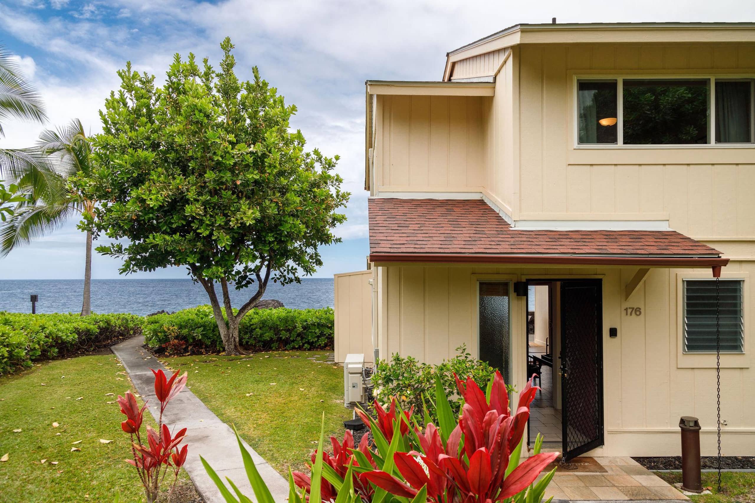 Condo in Kailua-Kona · ★4.5 · 2 bedrooms · 3 beds · 2 private baths - Image 2