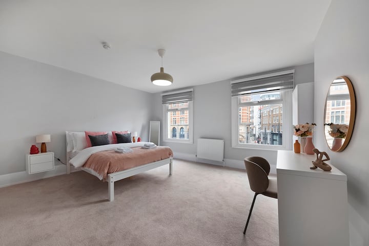 Chumba cha 3 cha kulala (chumba cha kulala cha rangi ya waridi) kwenye ghorofa ya pili