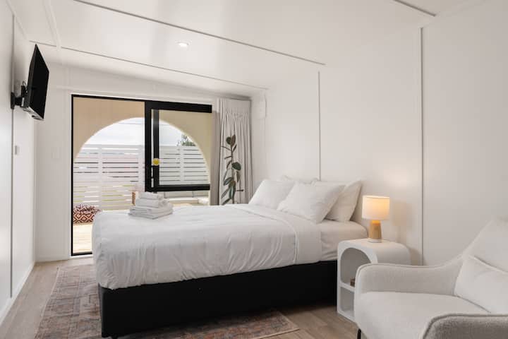Direct Beachfront Studio - Gisborne, New Zealand