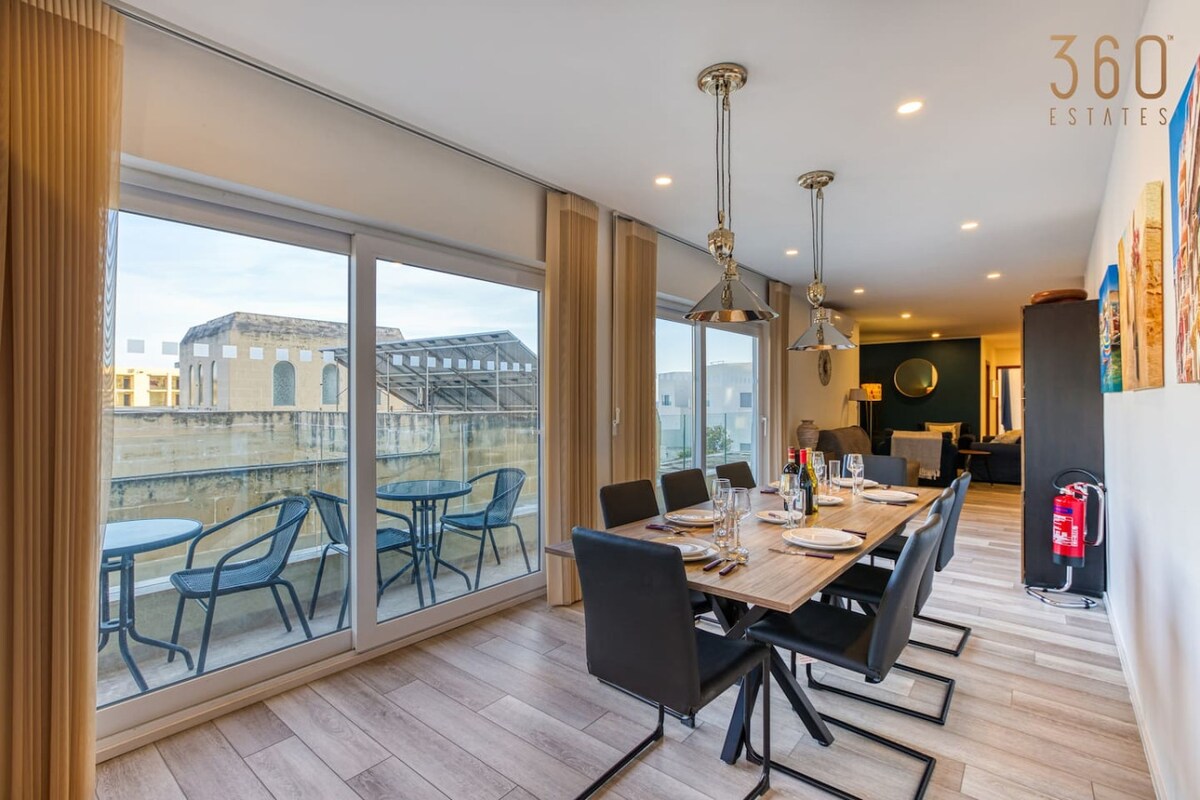 Beautiful 3BR designer home with WIFI&AC w/Balcony