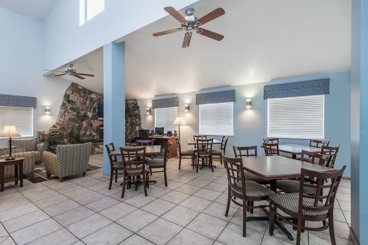 2 Queen Beds | Days Inn By Wyndham Las Vegas - Las Vegas, NM