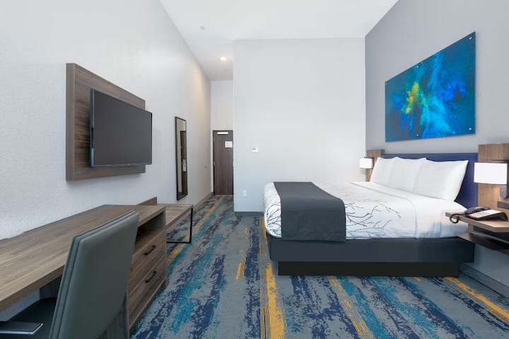 Deluxe King | La Quinta Fairpark | Free Breakfast - Dallas, TX