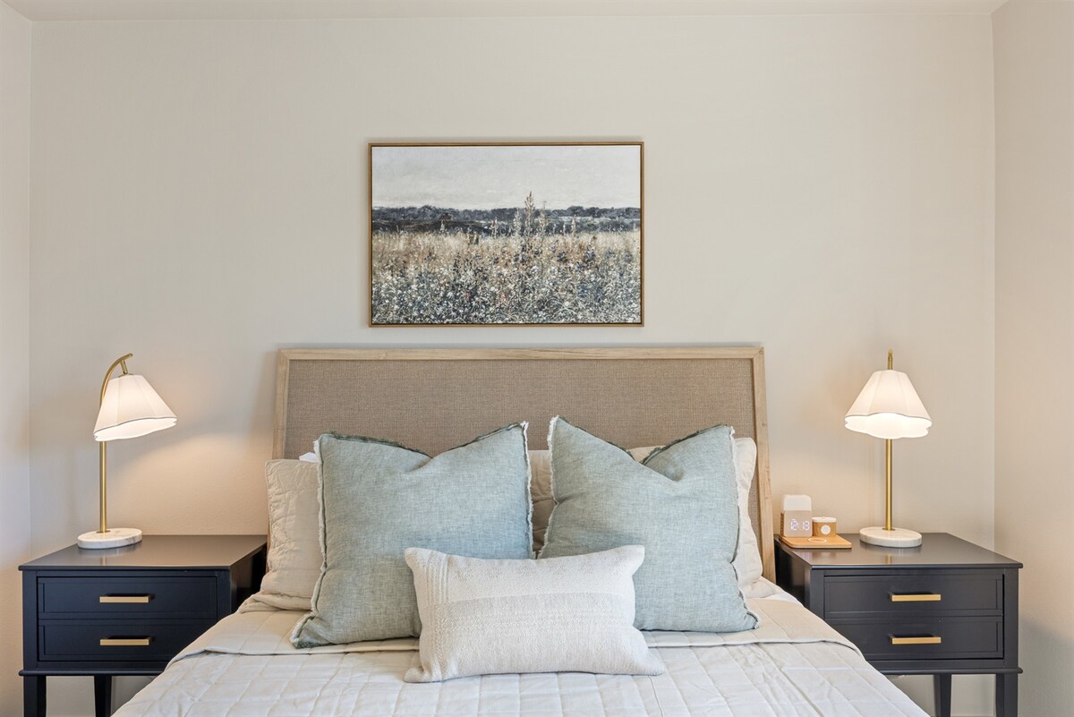 საწოლი 152×203 სმ, საშუალო სიმკვრივის ჰიბრიდული მატრასი | ბამბის ატლასის ზეწრები | ორთოპედიული ბალიშები