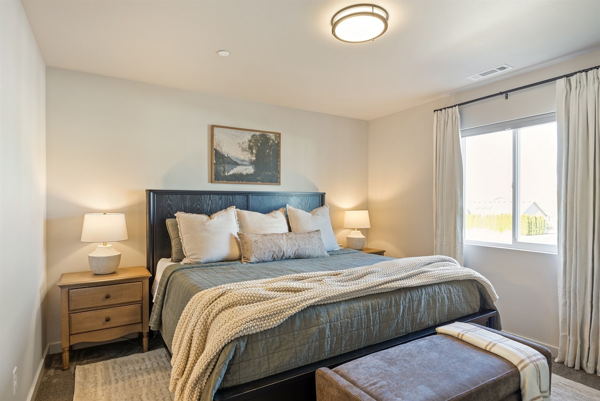 ძირითადი საძინებელი | 193×203 სმ ზომის საშუალო სიმკვრივის მატრასი | ბამბის ატლასის ზეწრები | მოგამუქებელი ფარდები