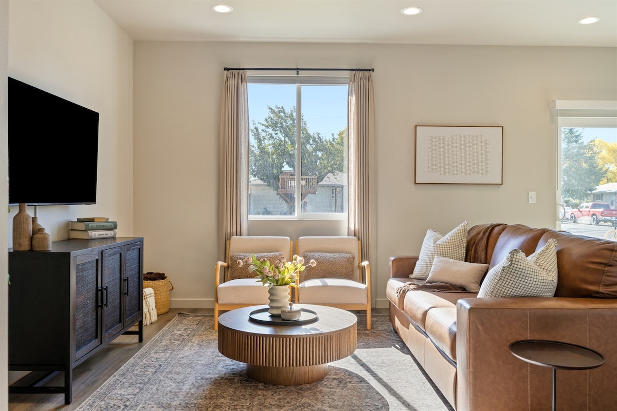 მყუდრო მისაღები ოთახი გასაშლელი დივნით, სამაგიდო თამაშებითა და დამატებით საბნებით