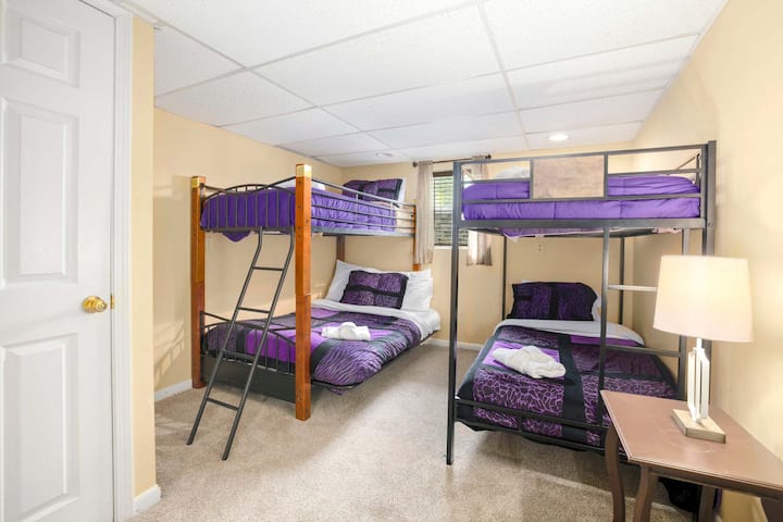 Al piano inferiore, la quinta camera da letto ha un letto a castello con futon matrimoniale e un letto a castello con due letti singoli. Perfetto per i bambini!