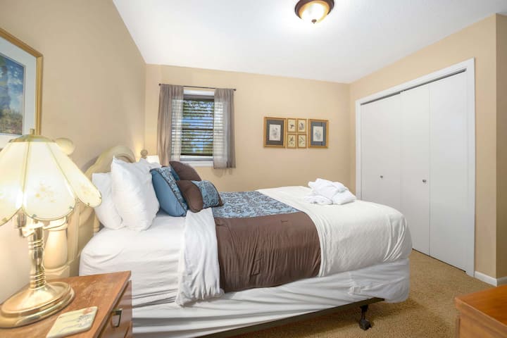 La seconda camera da letto ha un letto matrimoniale, un armadio e un bagno vicino.