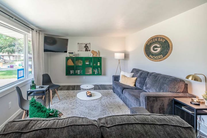 Steps To Lambeau | Built For Groups (8 Beds) - Green Bay, WI