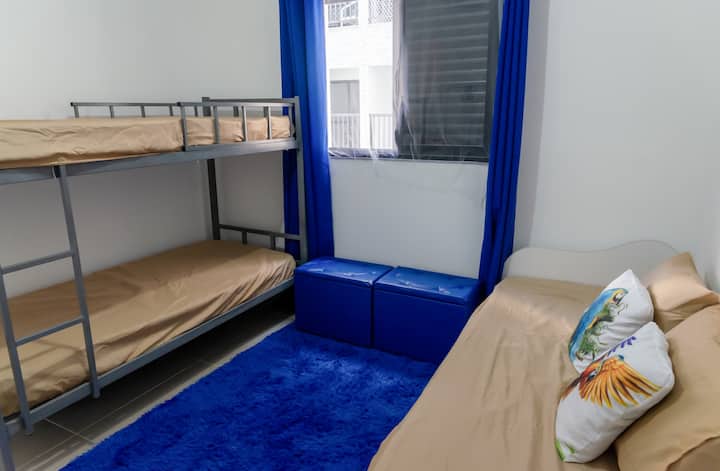 Habitación acogedora con buena iluminación