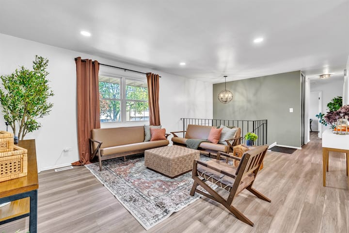 Perfect Group Getaway · Quiet St · Free Parking - Downers Grove, IL