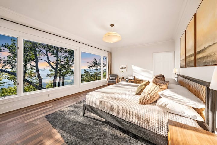 Sweeping mountain and sunset views from The Sunset Room (master).