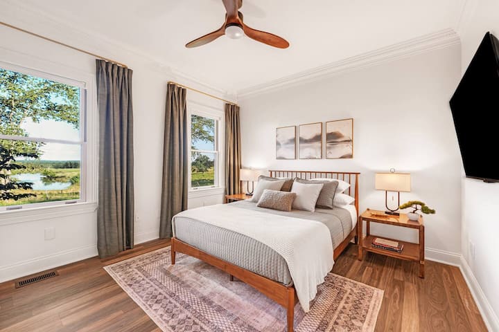 The Cloud Room- Wake up above it all int The Cloud Room.  Your private sanctuary with serene pond views stretching to Cloudland Canyon. Featuring private ensuite bath and 50-inch swivel RokuTV.