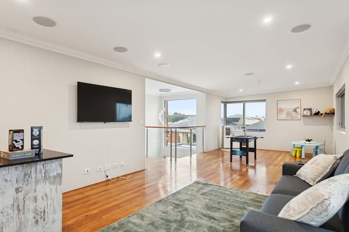 Beachside Family Retreat | 6 Bed + Spa | Fremantle - Perth
