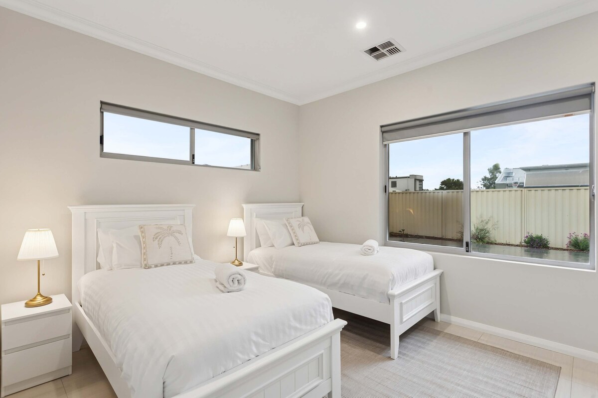 Chumba cha nne cha kulala chenye vitanda 2 vya mtu mmoja