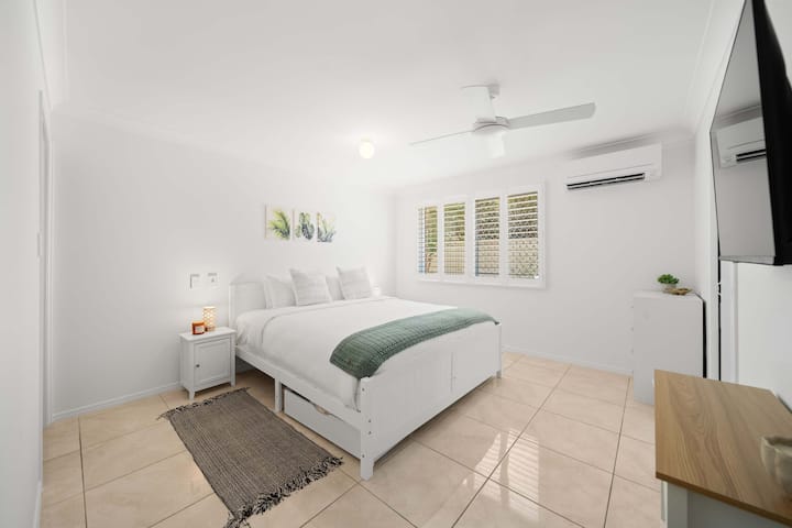 ห้องนอนหลักมีเตียงคิงไซส์ที่ให้ความผ่อนคลายพร้อมการตกแต่งที่สงบ ตู้เสื้อผ้าแบบวอล์คอิน สมาร์ททีวี เครื่องปรับอากาศ และบรรยากาศที่เงียบสงบที่ช่วยเพิ่มการนอนหลับที่สงบ