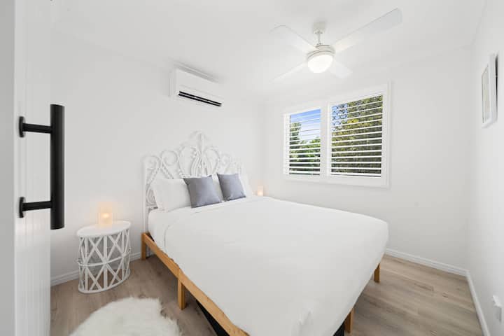 ห้องนอนที่ 3 ผสมผสานสไตล์สีขาวนวลกับเตียงควีนไซส์ สร้างสถานที่เงียบสงบเพื่อเติมพลังให้ร่างกายในความสบาย