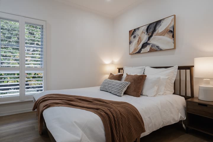 საძინებელი სარკისებრი სარკით, რომელსაც აქვს საკუთარი სააბაზანო, კომბინირებული გათბობა‑გაგრილების სისტემა და კომოდები