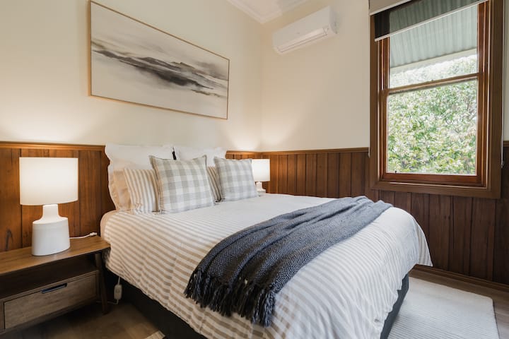 საძინებელი, რომელშიც არის 183×229 სმ ზომის საწოლი, გარდერობები, გათბობისა და გაგრილების ცენტრალიზებული სისტემა და სინათლის შემზღუდველი ჟალუზები