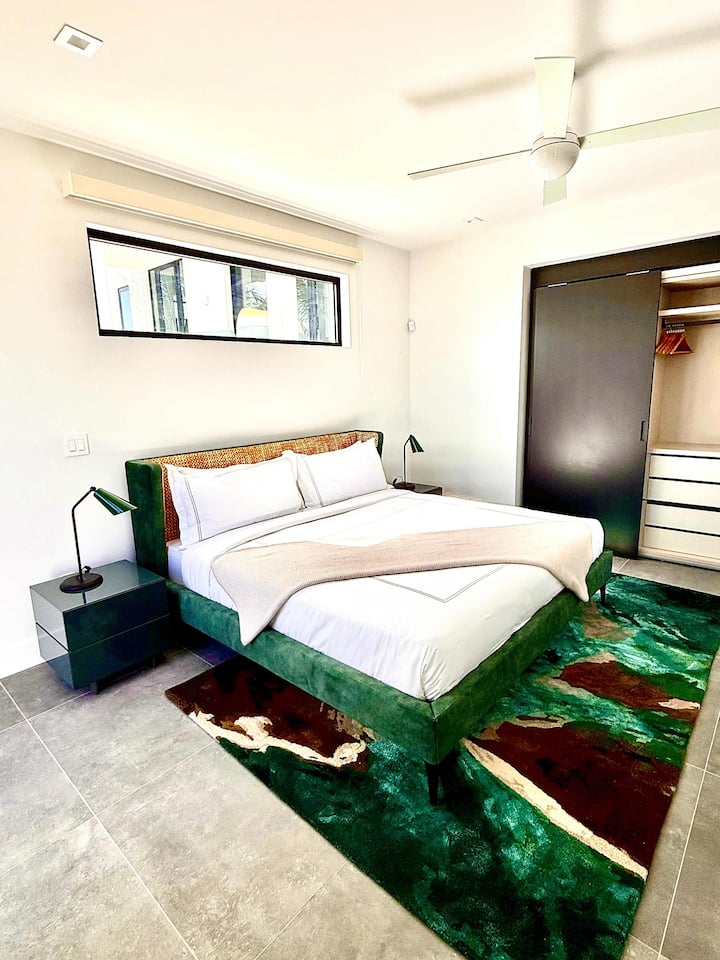 Stylish Kig bedroom walkout garden patio and ensuite bathroom