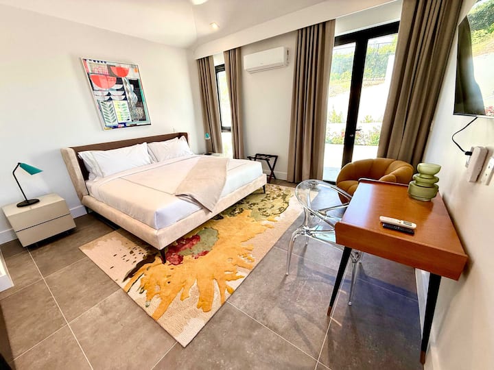 Stylish Kig bedroom walkout garden patio and ensuite bathroom