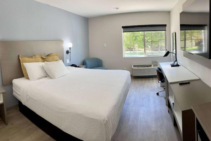 1 King Bed| Days Inn Arlington| Near At&t Stadium - Arlington, TX