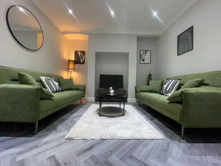 Central Harrogate Townhouse For Groups • Sleeps 14 - 하로게이트