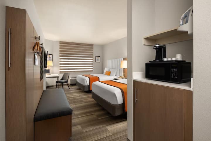 Hotel Marguerite | 2 Queen Room | Near Disney - Orange, CA