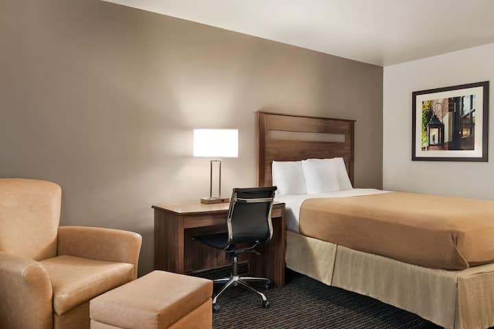 Baymont Buffalo | 1 Queen Bed | Pet-friendly - Lancaster, NY