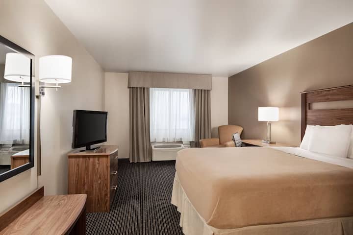 Baymont Buffalo | 1 King Bed | Easy Airport Drive - Lancaster, NY