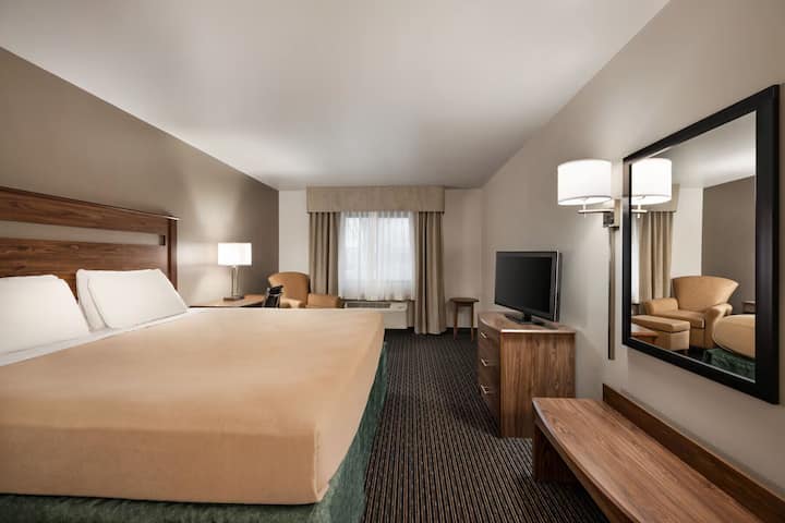 1 King Bed | Baymont Buffalo | Near Walden Mall - Lancaster, NY