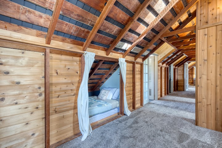 Rincón del pasillo con cama doble.