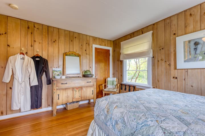 El dormitorio 2 cuenta con una cama queen.