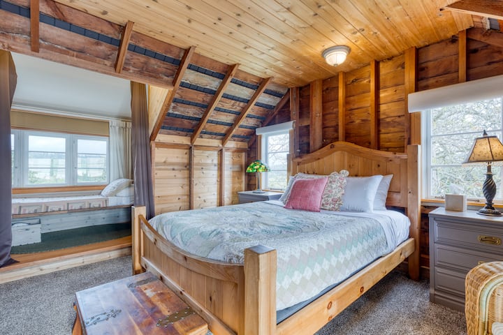 El dormitorio 1 cuenta con una cama tamaño king y una cama doble.