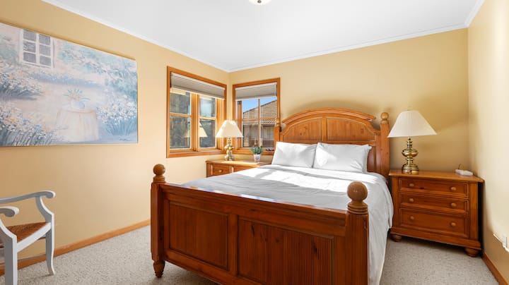 تحتوي غرفة النوم 4 على سرير بحجم متوسط وإمكانية الوصول إلى حمام جاك وجيل.