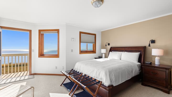 تحتوي غرفة النوم الرئيسية على سرير بحجم متوسط وتلفزيون ومدفأة وتلسكوب وإطلالات خلابة على المياه وحمام داخلي وشرفة خاصة.