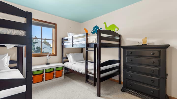 تحتوي غرفة النوم 5 على سريرين مفردين فوق سريرين بطابقين.