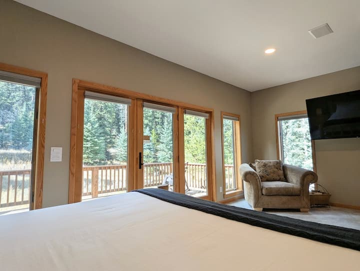 Много естествена светлина с врати към вътрешния двор