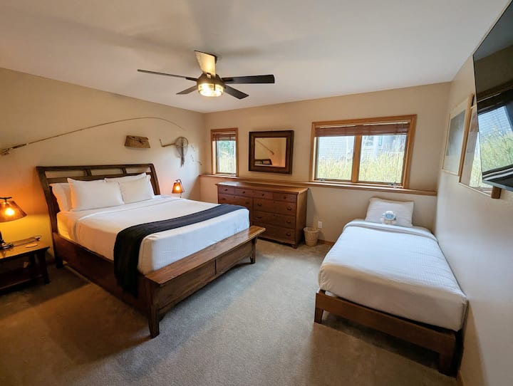 Стая за гости с две единични легла и едно голямо двойно легло