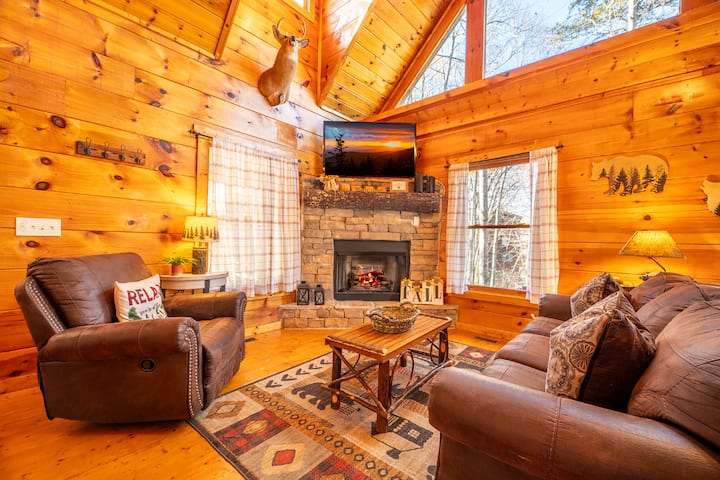 *Charming 3bd Cabin W/ Hot Tub! Games + Near Town* - Gatlinburg, TN