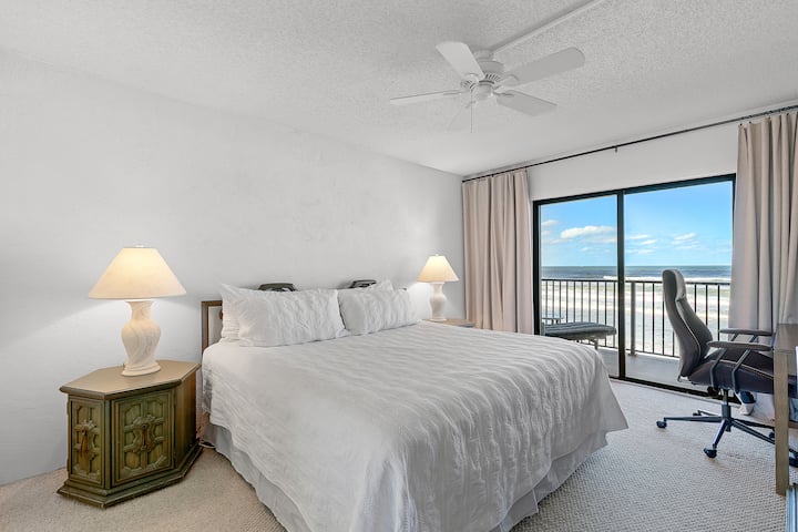 主加大双人床，可通往阳台