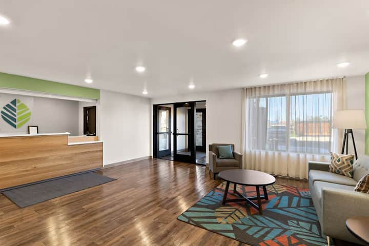 Your Long-term Stay + Free Parking & Pet-friendly - Fort Collins, CO