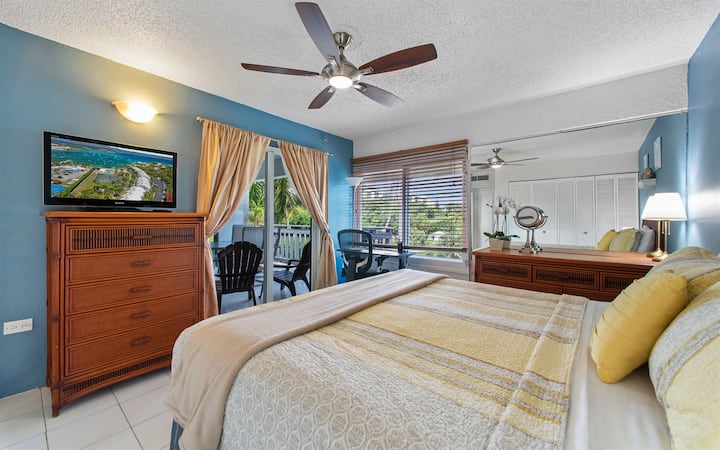 Dormitorio principal justo al lado de la sala de estar y el porche