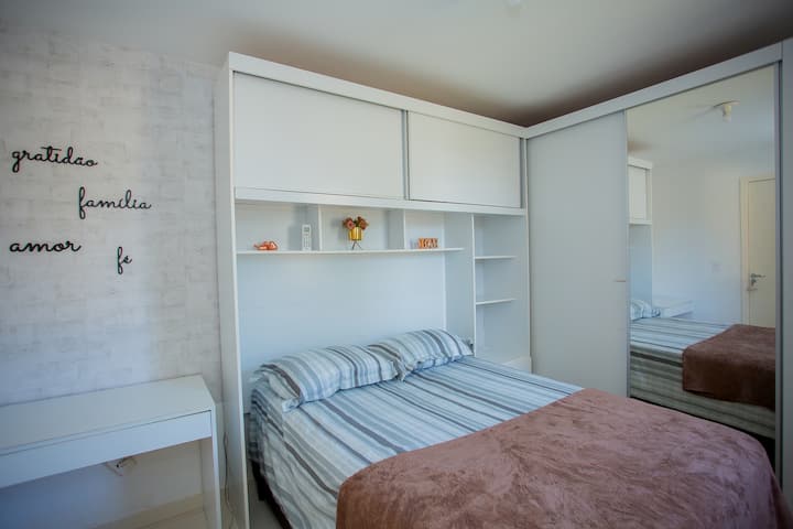 غرفة مع خزانة واسعة، مما يضمن التنظيم والراحة