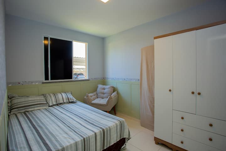 غرفة ذات إضاءة رائعة، توفر شعورًا بالرفاهية