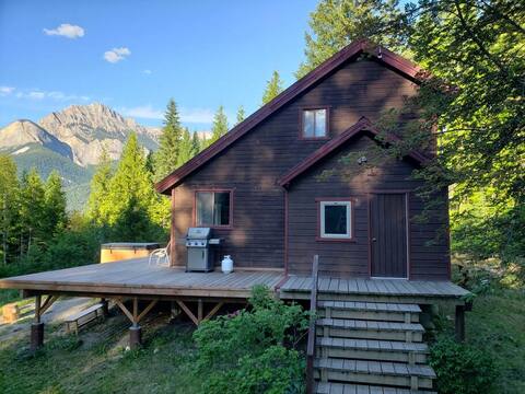 Stay Golden - Harnett House. sleeps 10, hot tub