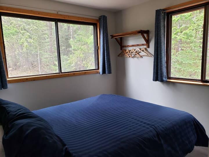 Dormitorio de la planta baja, cama tamaño queen